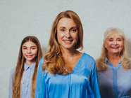 três mulheres, de idades diferentes 