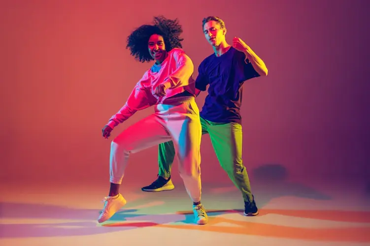 hommes-femmes-dansant-hip-hop-dans-vetements-lumineux.webp