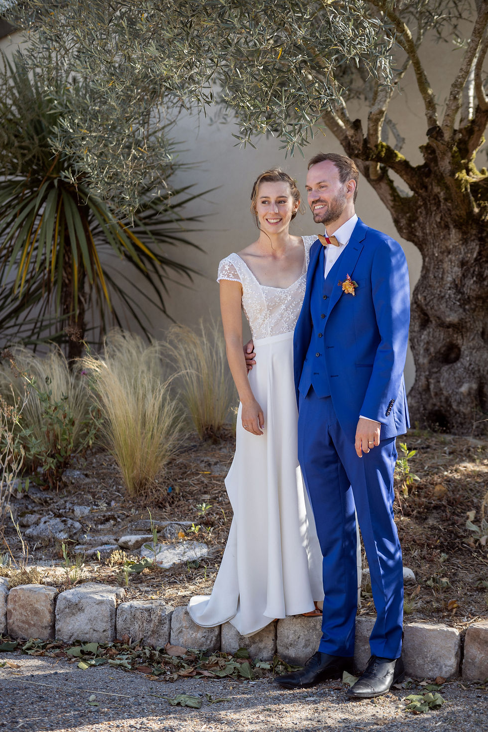 Photo de mariage prise par Studio Malys Photographie dans la région d’Angers, illustrant l’émotion et la complicité d’un couple canadien le jour de leur union