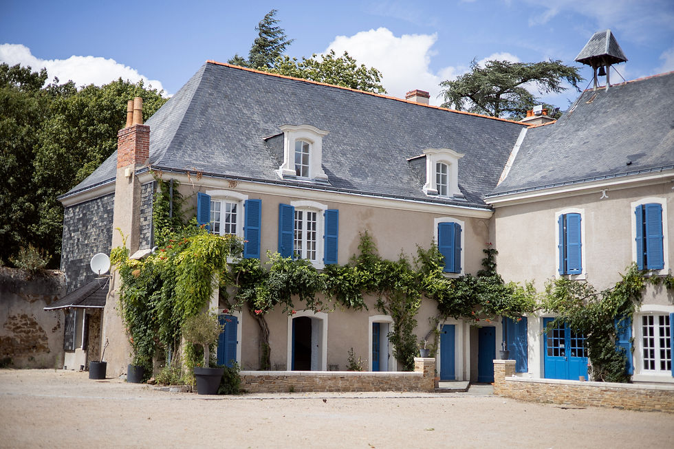 Photo de mariage prise par Studio Malys Photographie dans la région d’Angers, illustrant l’émotion et la complicité d’un couple canadien le jour de leur union