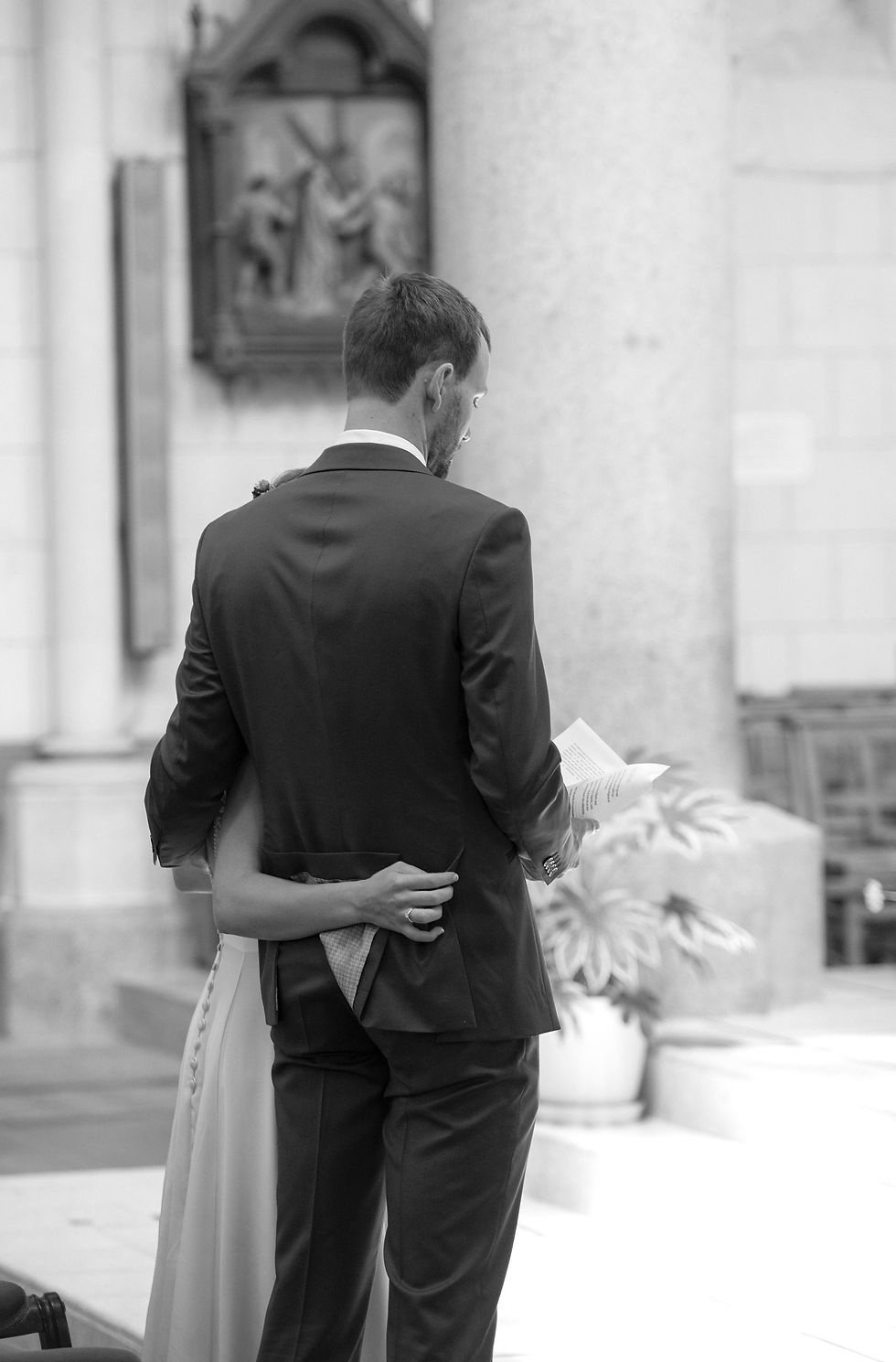 Photo de mariage prise par Studio Malys Photographie dans la région d’Angers, illustrant l’émotion et la complicité d’un couple canadien le jour de leur union