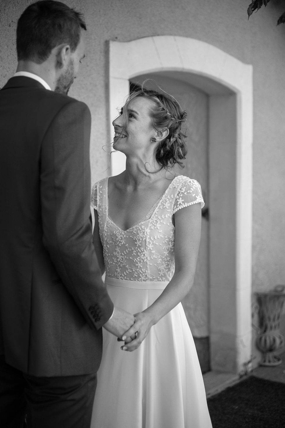 Photo de mariage prise par Studio Malys Photographie dans la région d’Angers, illustrant l’émotion et la complicité d’un couple canadien le jour de leur union