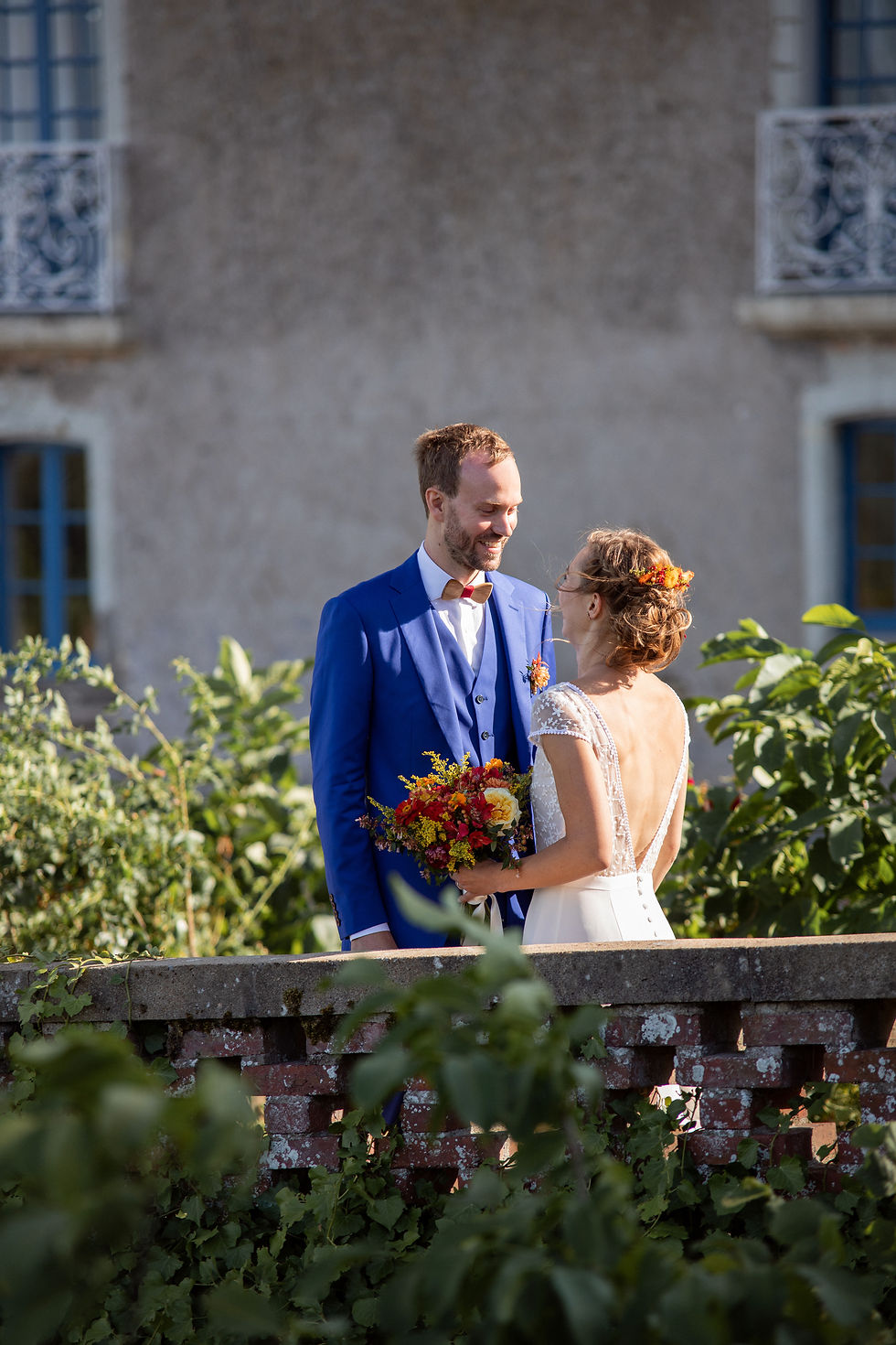 Photo de mariage prise par Studio Malys Photographie dans la région d’Angers, illustrant l’émotion et la complicité d’un couple canadien le jour de leur union