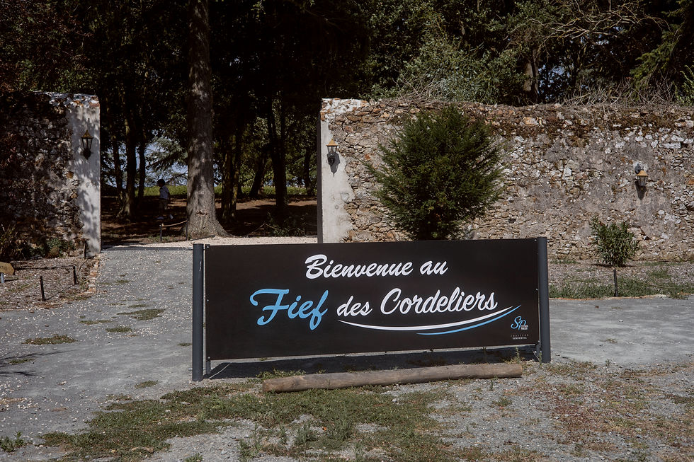Photo de mariage prise par Studio Malys Photographie dans la région d’Angers, illustrant l’émotion et la complicité d’un couple canadien le jour de leur union