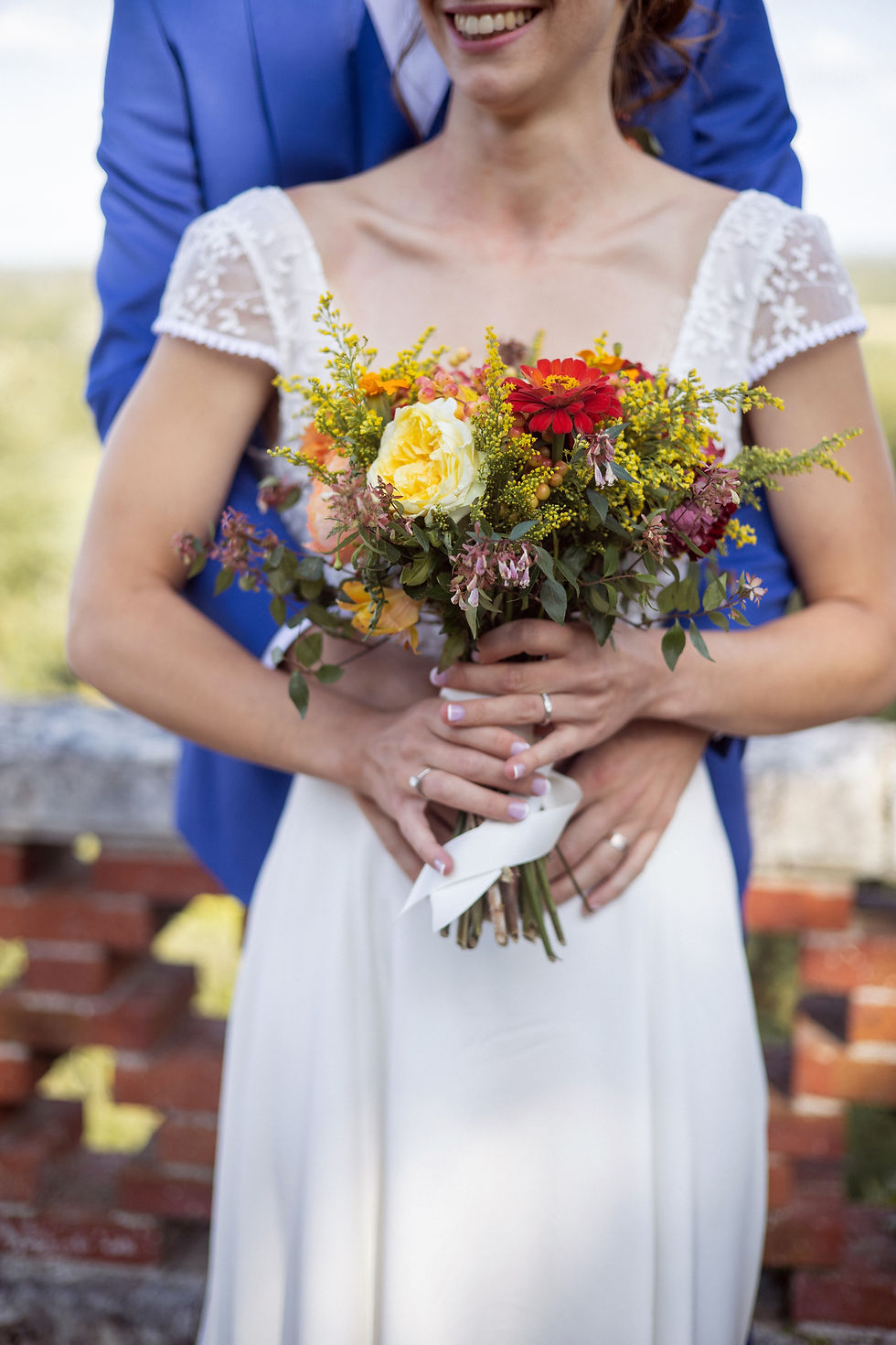 Photo de mariage prise par Studio Malys Photographie dans la région d’Angers, illustrant l’émotion et la complicité d’un couple canadien le jour de leur union