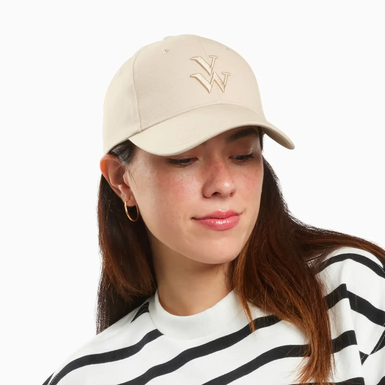Casquette beige monogramme brodé Clem par Vanessa Wu