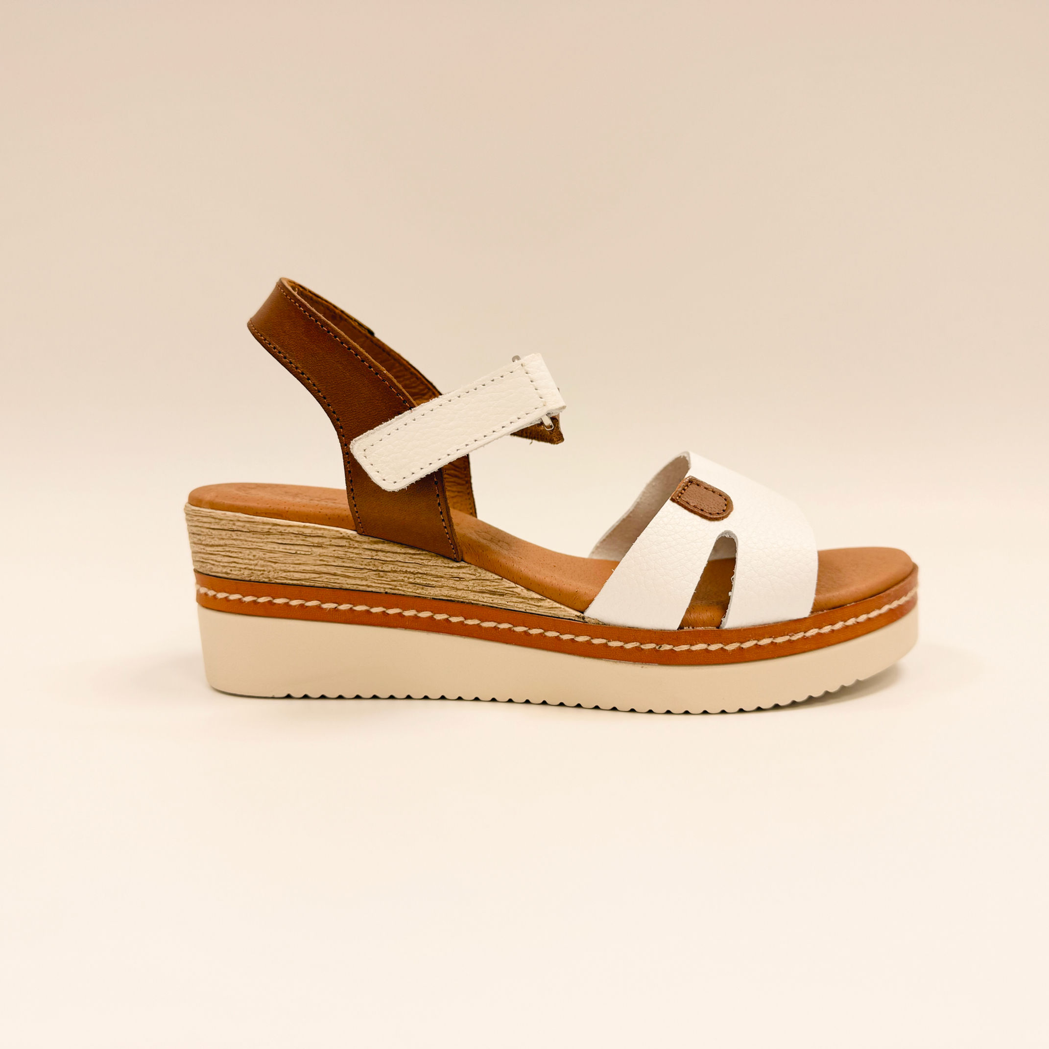 Sandale compensée blanche et camel par Eva Frutos