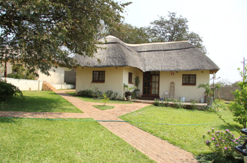 Thumbnail: Mandebele Lodge Victoria Falls