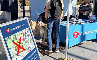 Når vi snakker om politikk, er det ofte Stortinget og de store nasjonale debattene som får mest oppmerksomhet. Men visste du at mange av beslutningene som påvirker hverdagen din mest direkte, faktisk tas her i Sandefjord?
