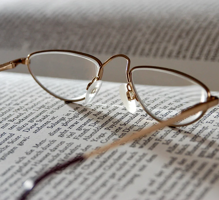 Brille auf Buch.webp
