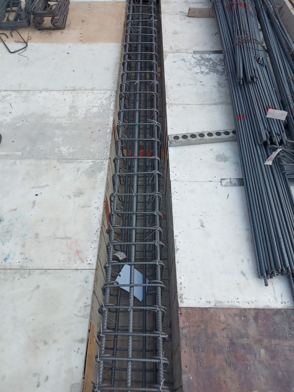 一樓頂板樑。鋼筋查驗