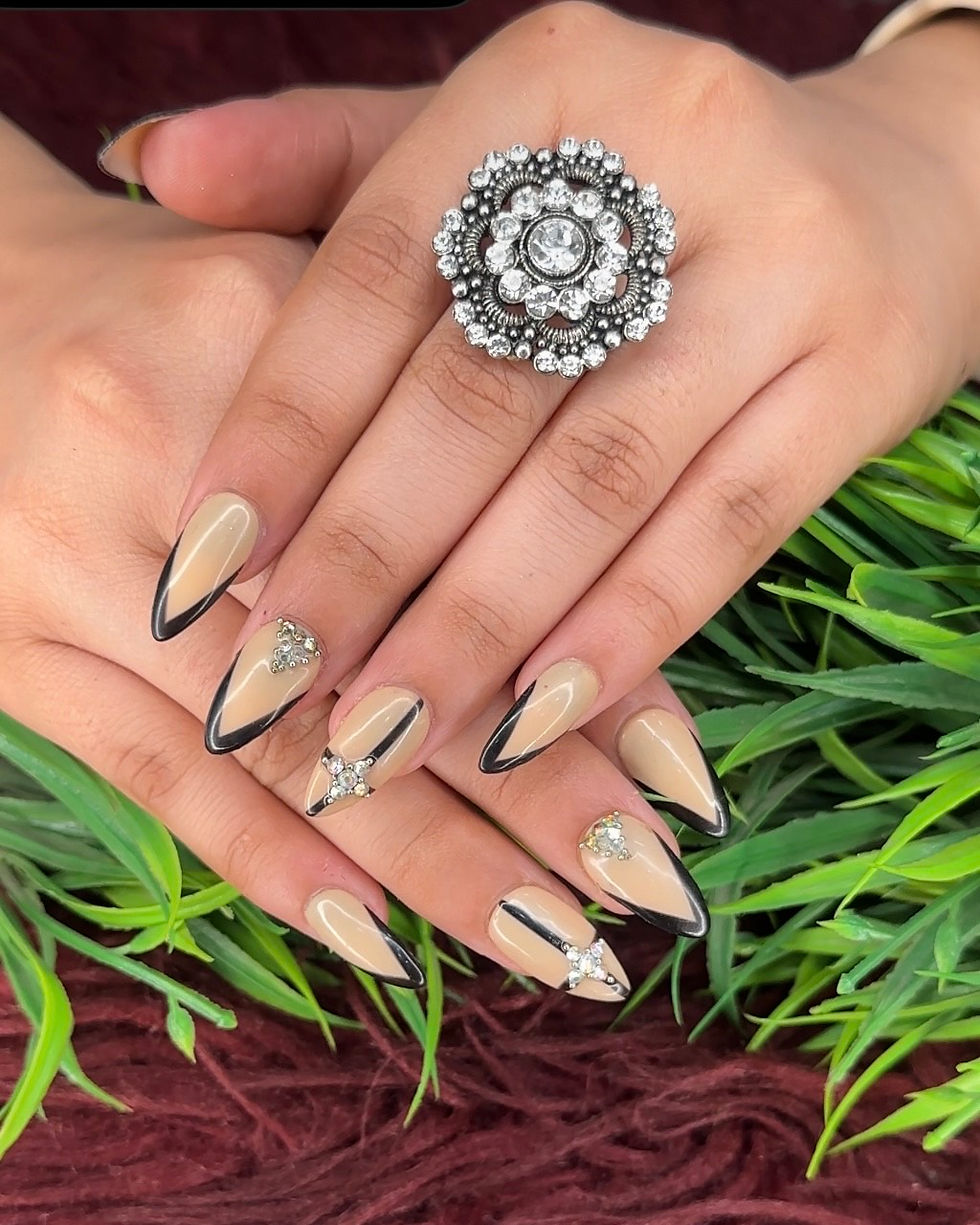 Thumbnail: Bee Bold – Fully Customizable Press-On Set | Hand or Toe