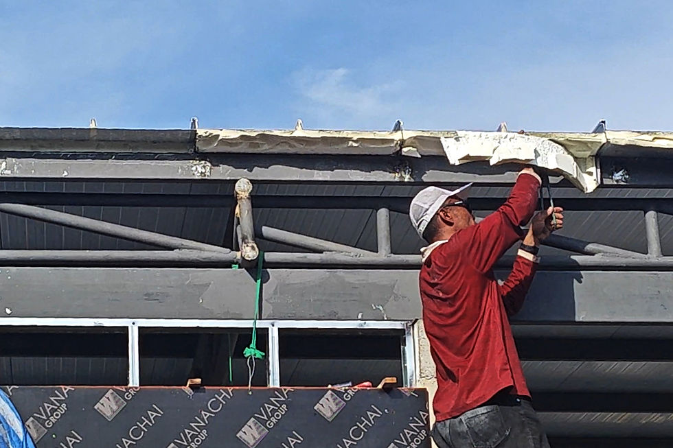 การเตรียมหน้างานตัดโฟมสำหรับบ้านหลังคาเมทัลชีทชนิดบุโฟมติดตั้งรางน้ำฝน