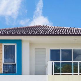 บ้านเดี่ยวหลังคาสีน้ำตาลติดรางน้ำฝน สีน้ำตาลเข้ม