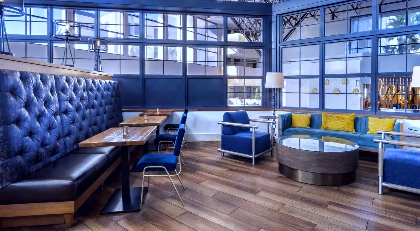 Full-service bar with premium beverages at Wyndham Jacksonville Hotel