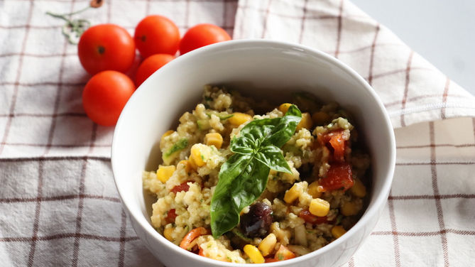 Insalata estiva di miglio con salsa al basilico