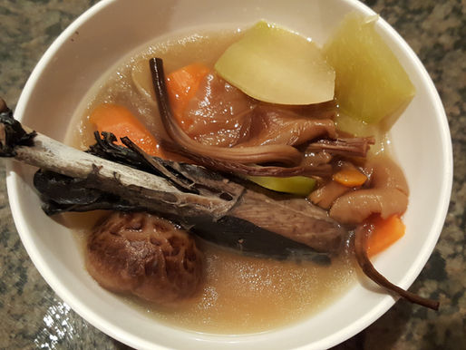 青紅蘿蔔茶樹菇螺頭烏雞湯 - 防三高、抗衰老、防癌、滋陰補腎、美顏瘦身