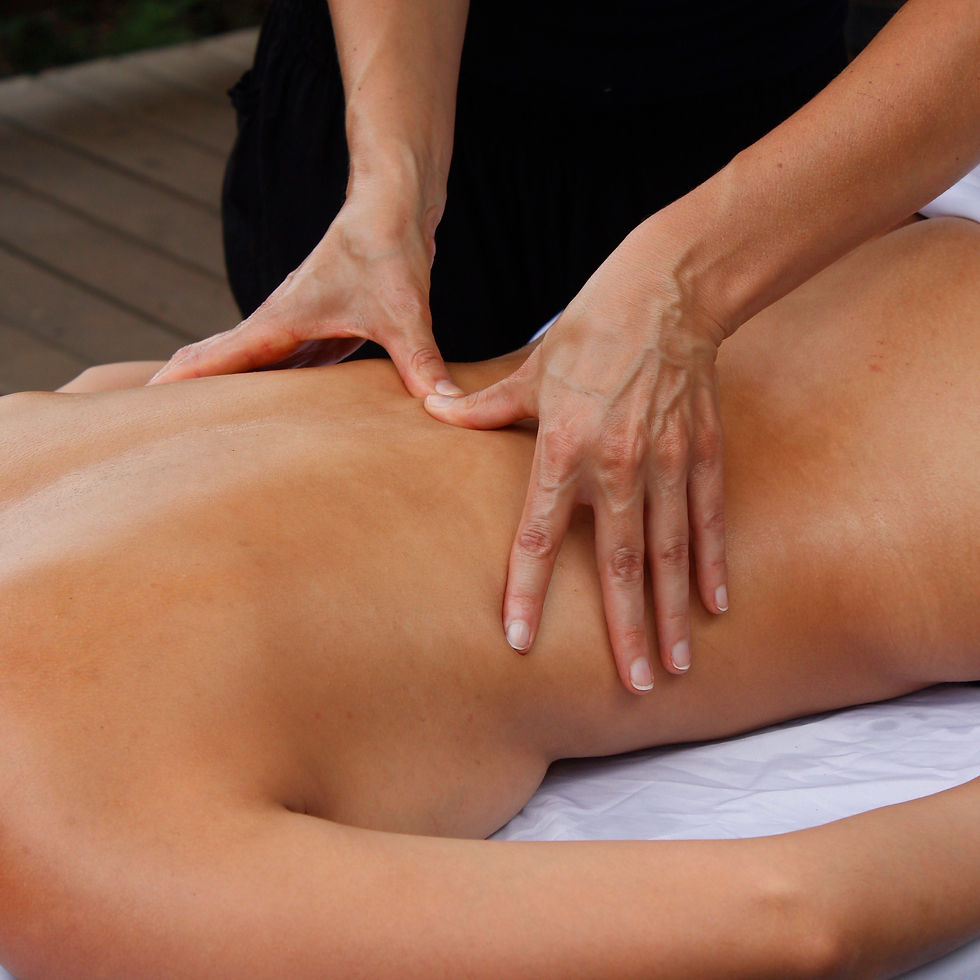 Pessoa recebendo massagem relaxante Abhyanga na Chapada dos Veadeiros, terapia para relaxamento e bem-estar