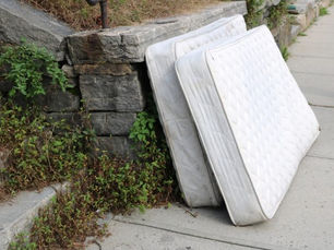 Get That Old Mattress Out Without the Heavy Lifting in Irvine, CA
