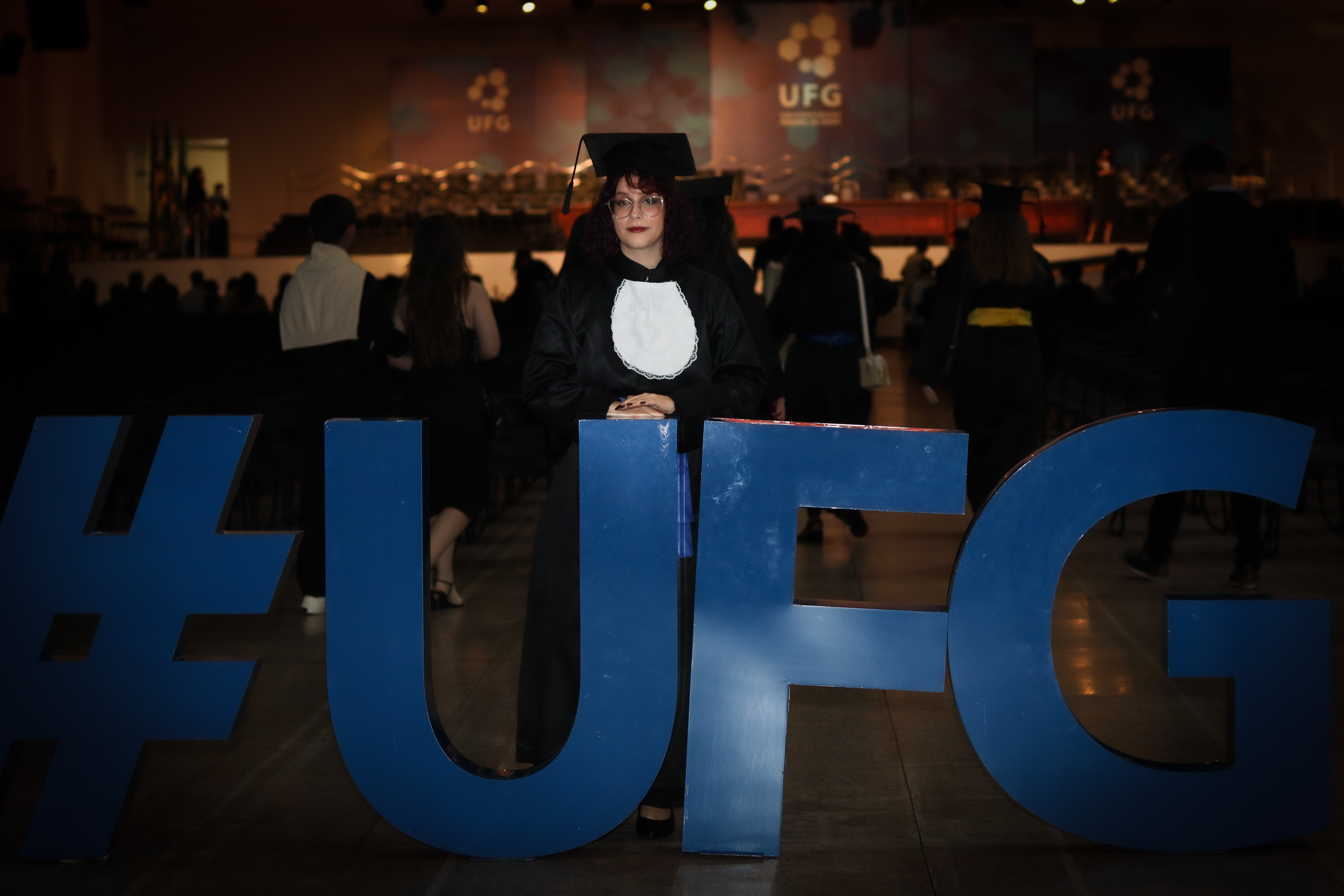 Pessoa trabalhando com notebook e elementos de design