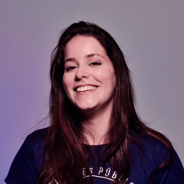 Retrato criativo de mulher em ambiente de trabalho