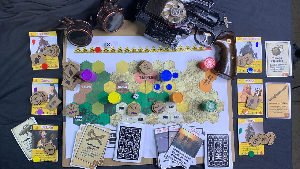 Vista general del prototipo con fichas de parchís, cartón, cartas de póker reutilizadas y el tablero impreso en papel sobre una superficie de una caja.