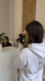 Photographe en plein shooting en train de prendre une photo