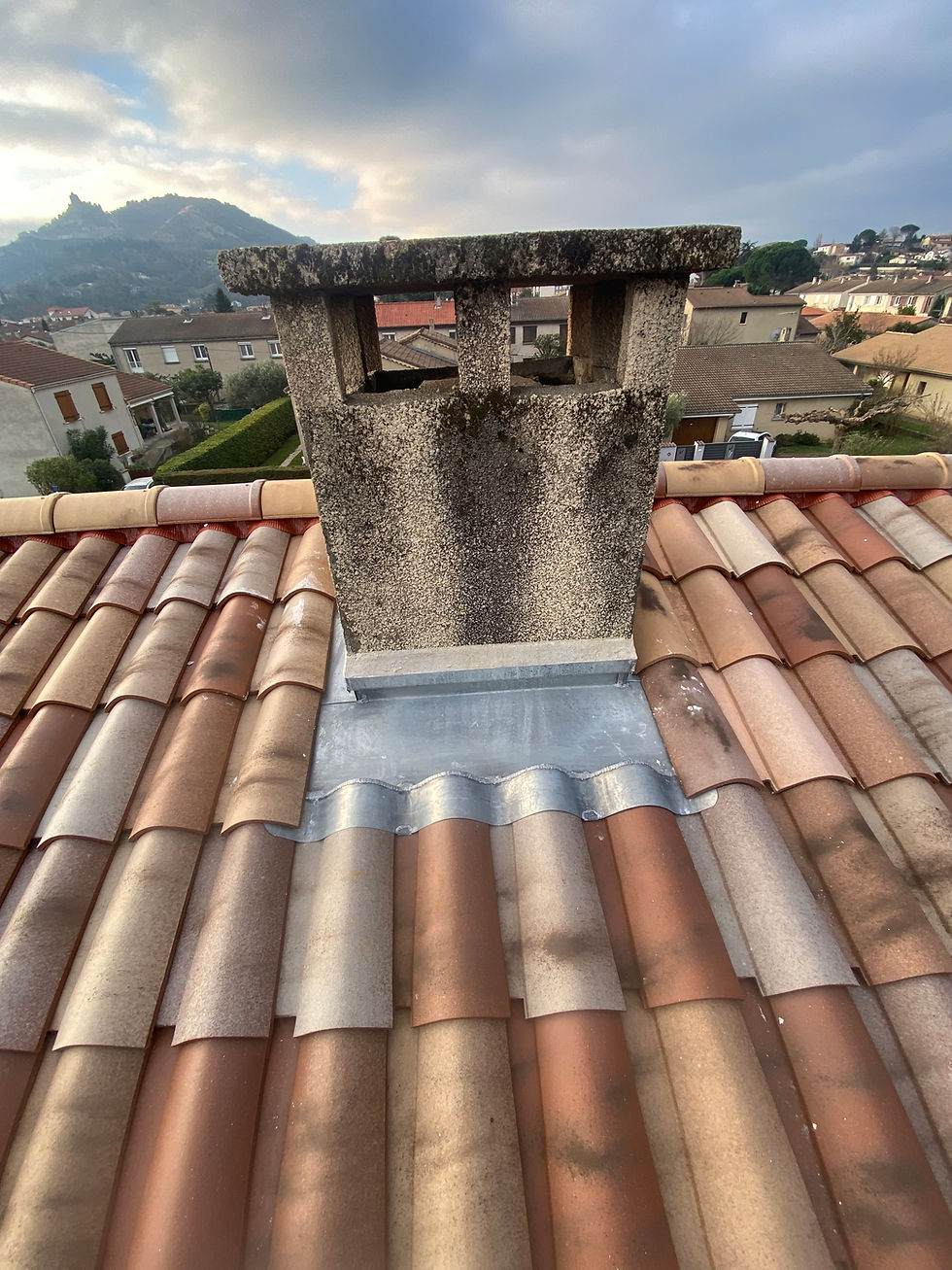 Pose de toiture tuiles plates par artisan couvreur zingueur à Toulaud