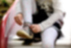 Une enfant qui lace sa chaussure