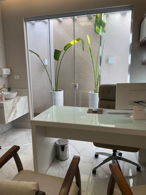 Consultório com jardim de inverno