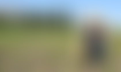 Agricultor del valle del Aconcagua observando un canal seco en la zona de Quillota, simbolizando la crisis hídrica y la necesidad de regularizar derechos de agua.