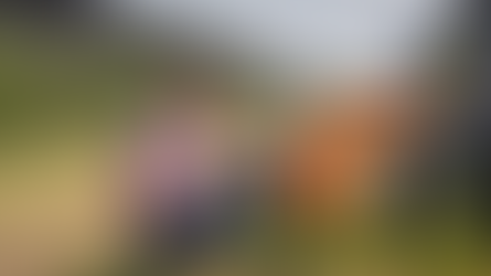 Agricultor revisando sistema de monitoreo de extracción de agua en campo agrícola, con válvula y sensores instalados en tubería principal de riego.