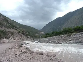 Vista del río Tinguiririca en la Región de O’Higgins, con caudal crecido y laderas erosionadas, reflejando la presión hídrica que motivó nuevas zonas de restricción declaradas por la DGA en septiembre de 2025.