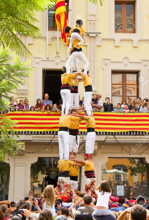 MAS SANTO human tower.jpg