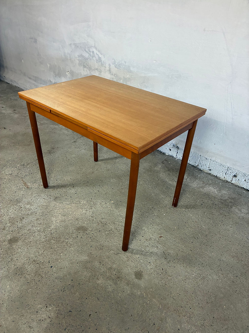 Miniaturebillede: Small teak table with pullout leaves 94x63+2x31