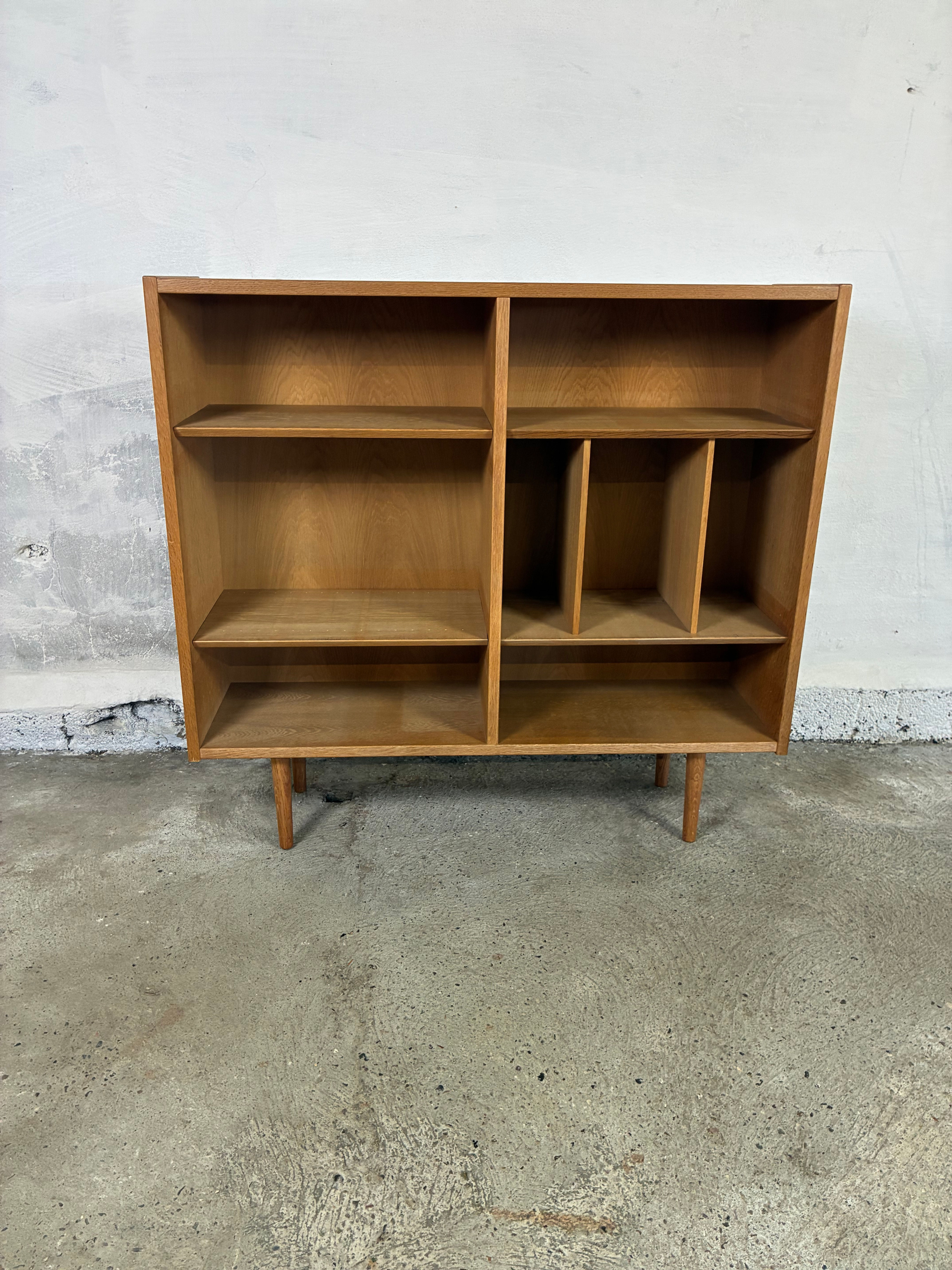 Oak bookcase 108x102x30