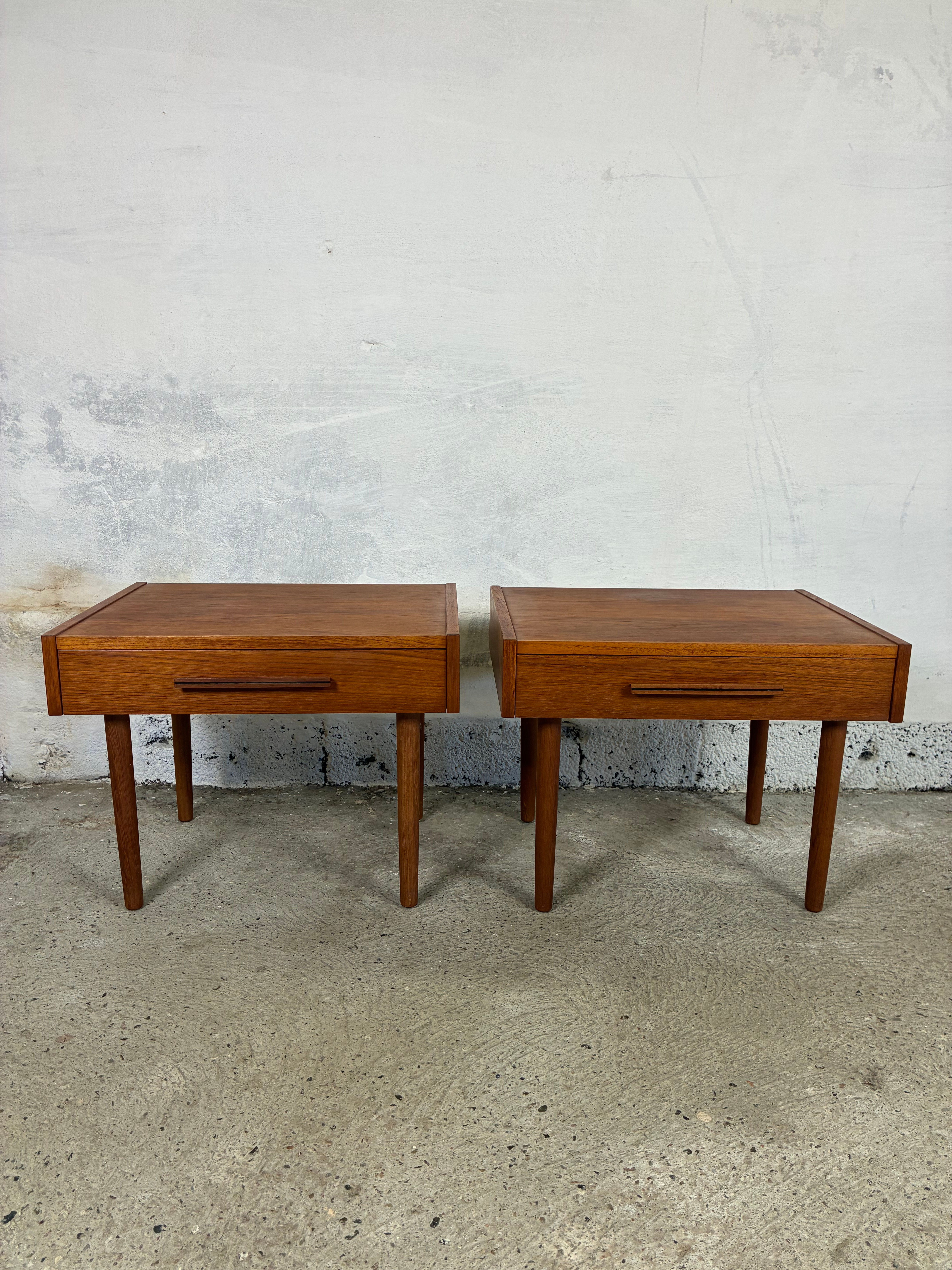 Pair of teak bedside tables 52x40x38