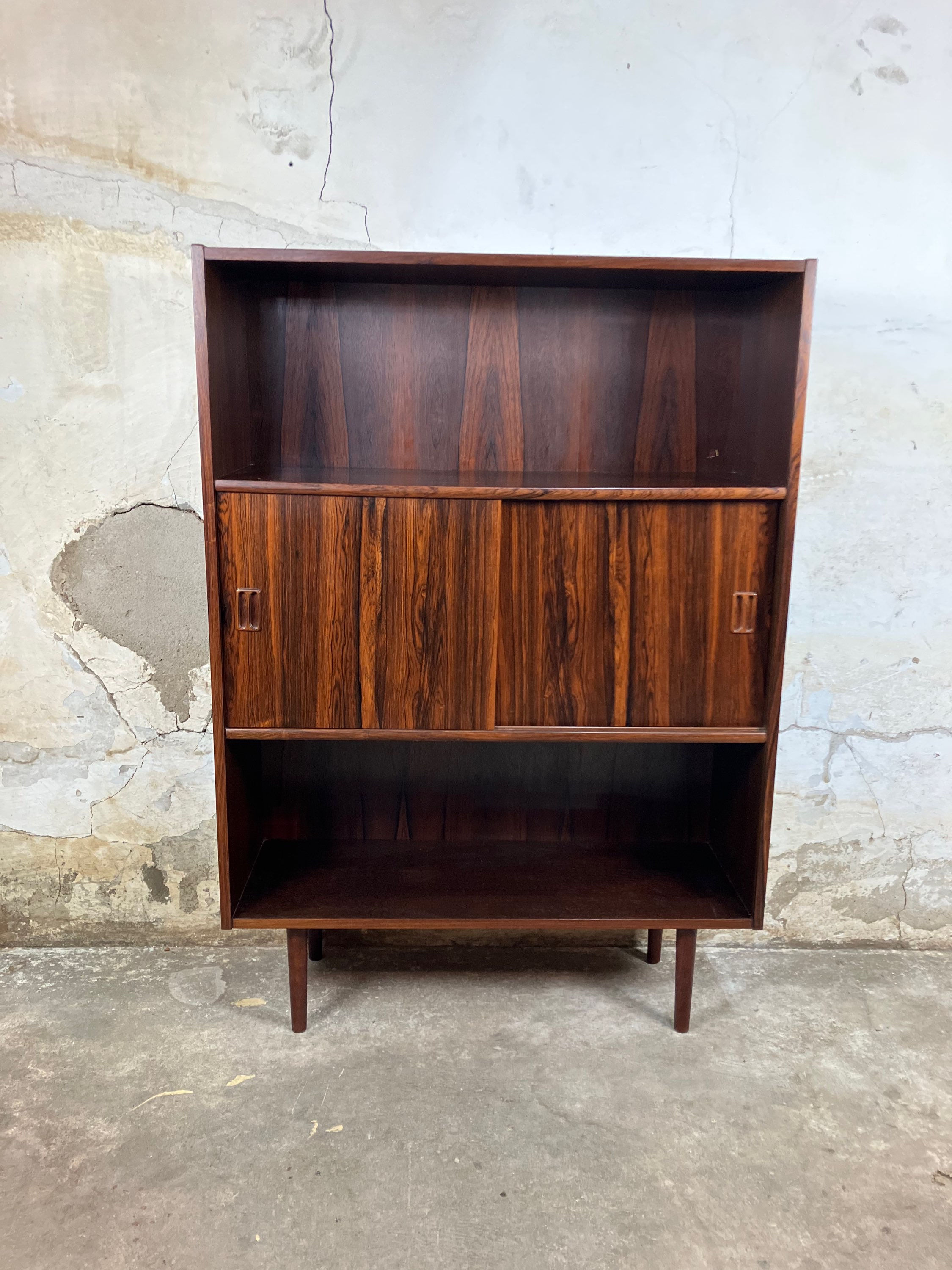 Rosewood bookcase/cabinet 124x87x30