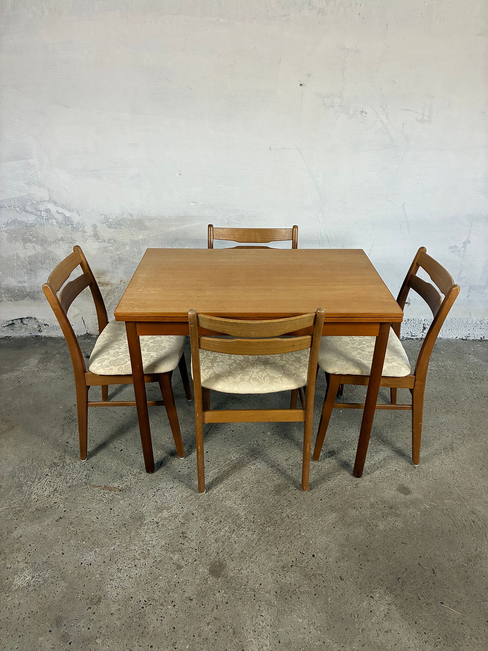Miniaturebillede: Small teak table with pullout leaves 94x63+2x31