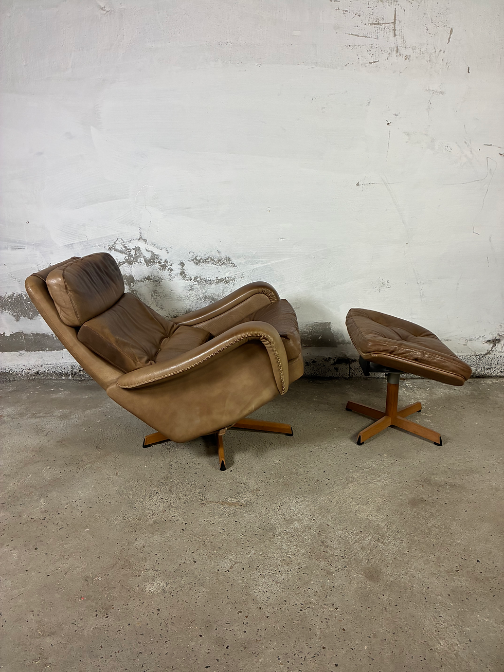 Miniaturebillede: Leather chair with ottoman by Madsen & Schubell 