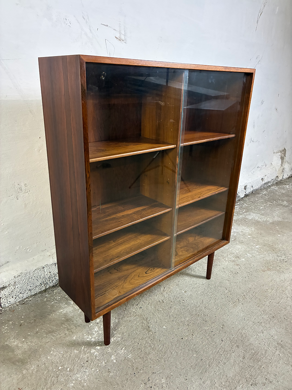 Miniaturebillede: Rosewood bookcase with glas doors 85x106x25