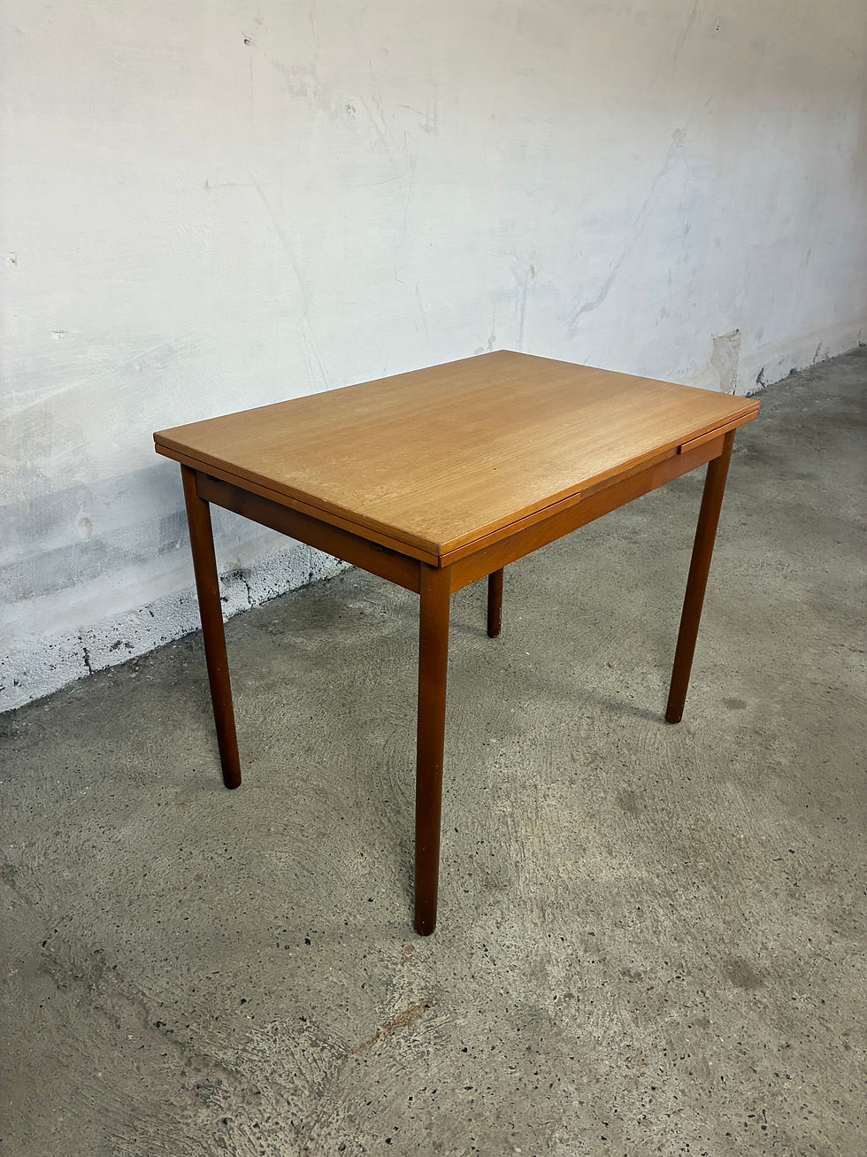Miniaturebillede: Small teak table with pullout leaves 94x63+2x31