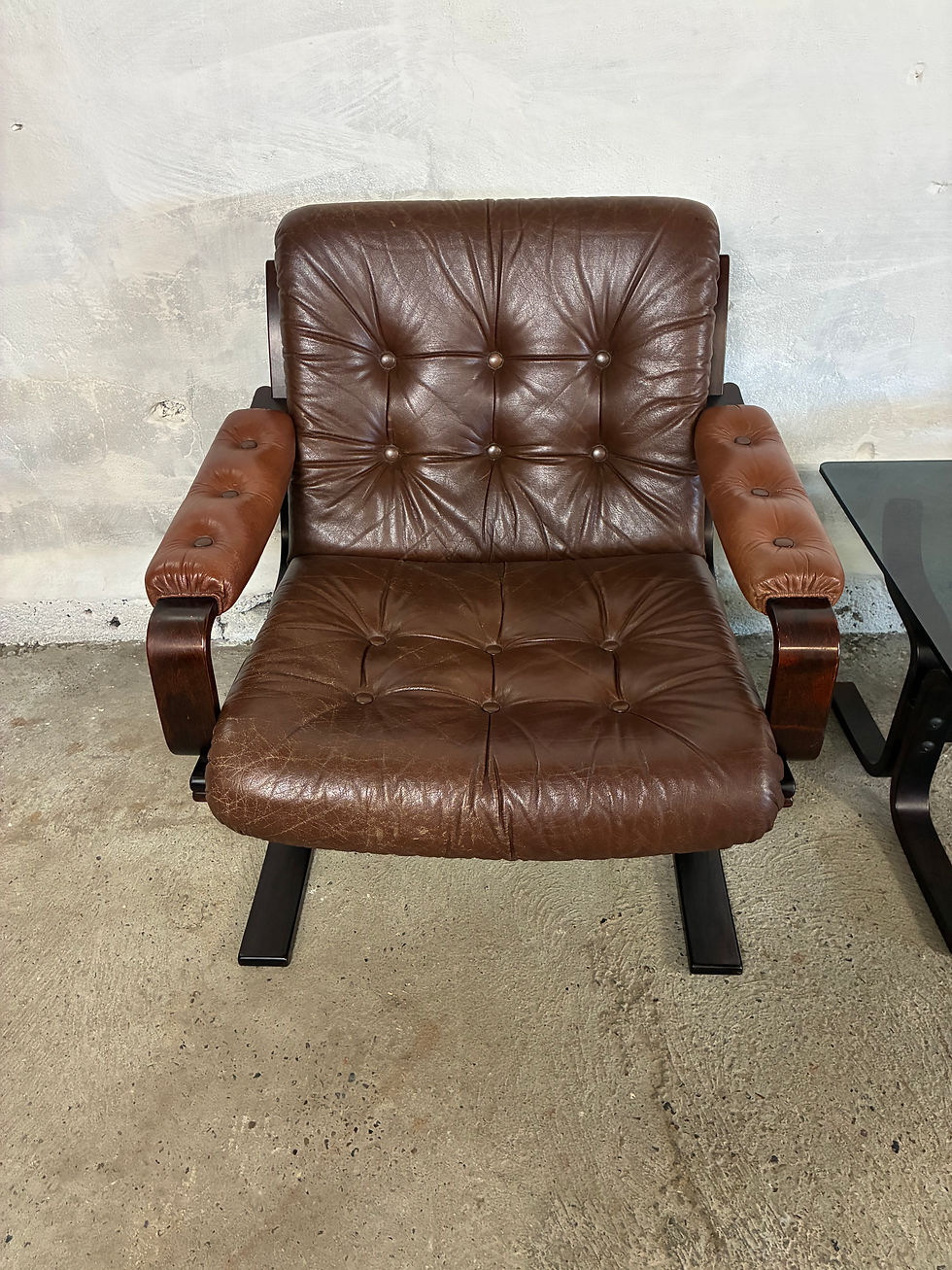 Thumbnail: Set of 4 Ekornes lounge chairs with 2 glass tables 