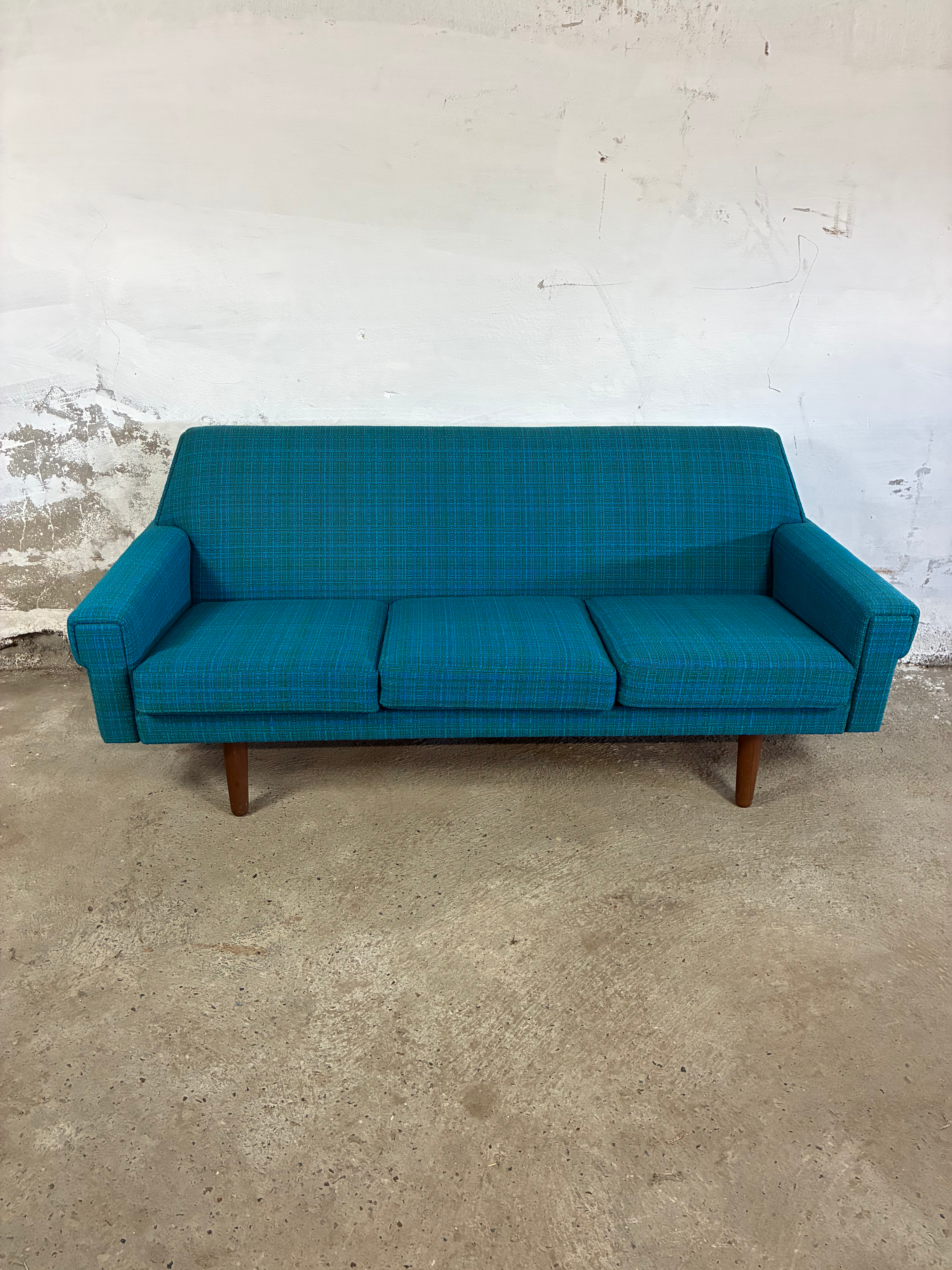 3 person sofa with teak legs 180x80