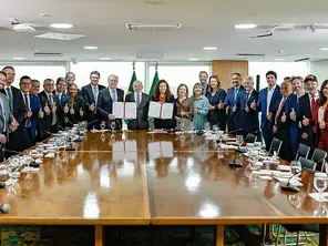 Com custo superior a R$ 4 bilhões, governo Lula concede reajuste e cria quase 9 mil cargos