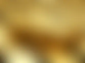 Ouro avança com busca global por proteção, mas alta perde força com dólar firme