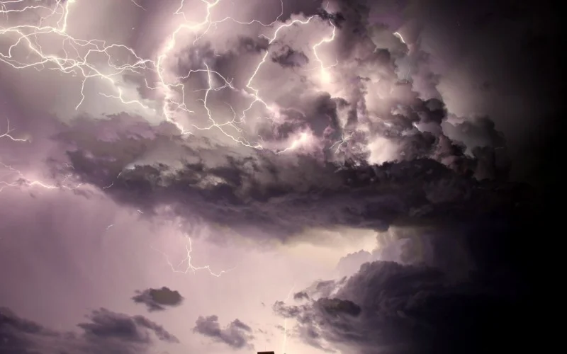 Frente fria provoca tempestades e ventos de até 90 km/h em sete Estados