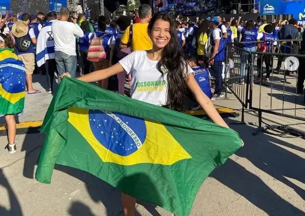 Justiça determina retratação pública a universitária de direita