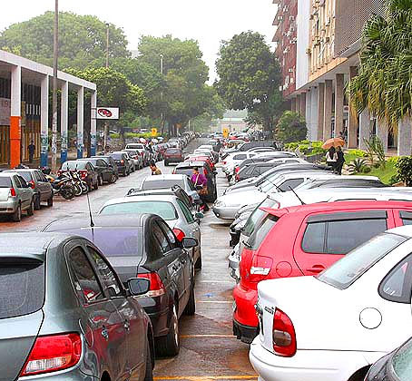 Ibaneis descarta cobrança de estacionamento no Plano Piloto e desiste da Zona Verde