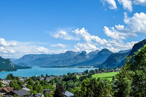 Jezero Attersee s horami a modrou oblohou